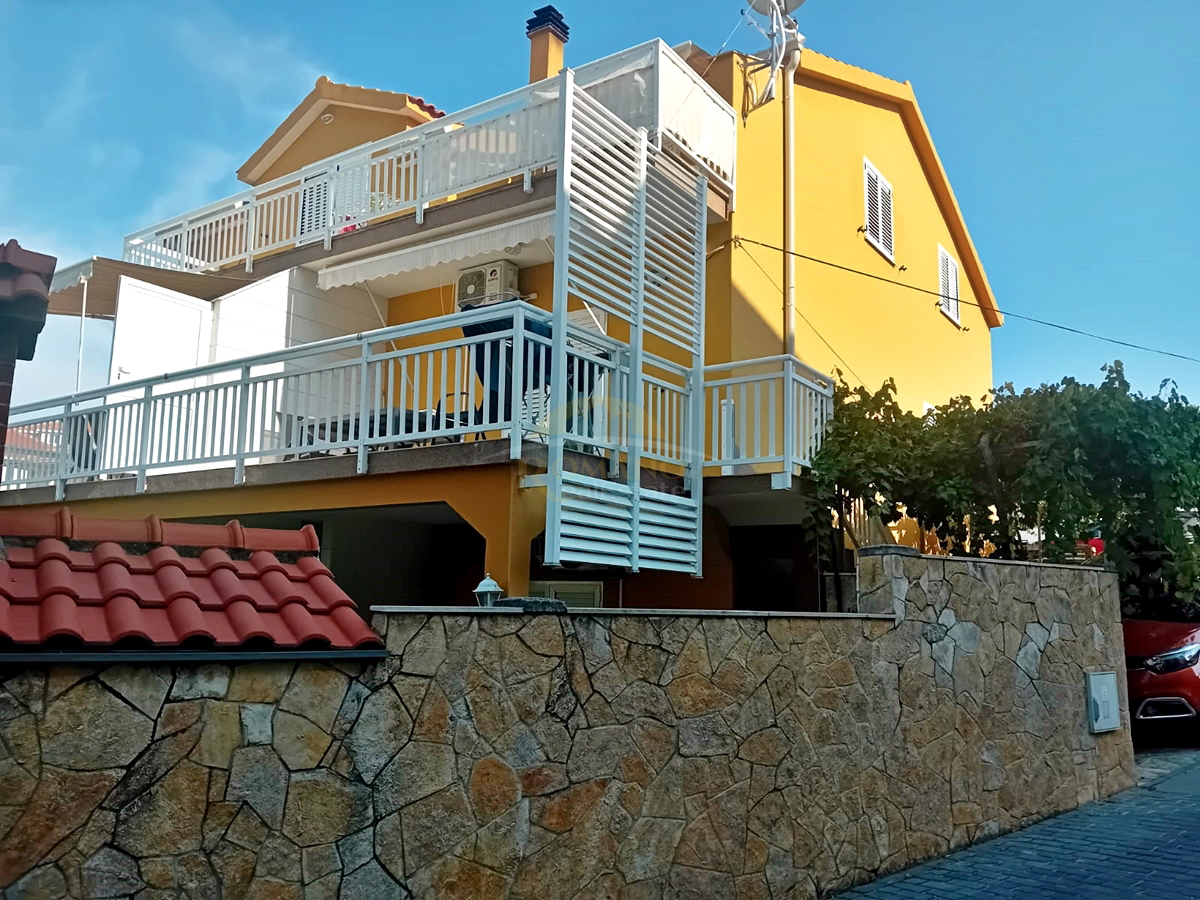 Casa con appartamenti a Okrug Gornji/Čiovo, seconda fila dal mare - 5 appartamenti